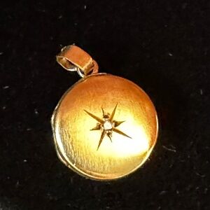 Vintage 14k yellow gold diamond starburst locket